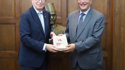 غرفة الإسكندرية تبحث مع سفير بيرو تعزيز التعاون التجاري 