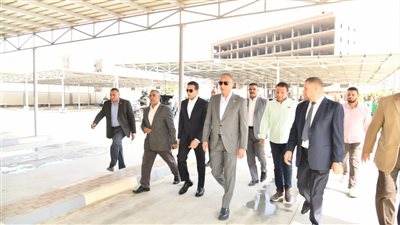 محافظ الفيوم يتفقد مجمع مواقف 