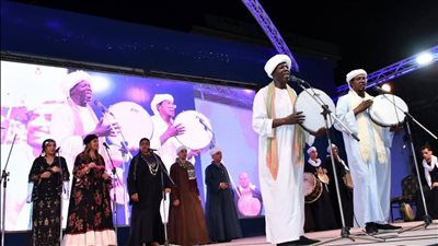 بالغناء الشعبي.. فرقة النيل تواصل عروضها المبهجة في 