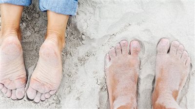 فوائد المشي حافي القدمين على العشب والرمل