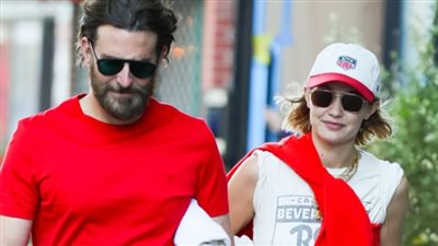 جيجي حديد وبرادلي كوبر يثيران التكهنات.. هل الخطوبة تقترب؟