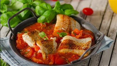 سمك فيليه بالطماطم والريحان.. وصفة خفيفة وصحية من الفرن