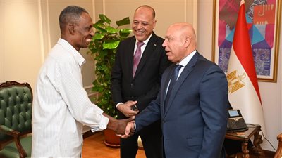 وزير الصناعة والنقل يكرم طارق محمد برس عامل مزلقان السادات ببني سويف