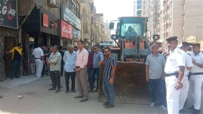 إزالة الأكشاك والباعة الجائلين بشارع فاروق بالزقازيق لإعادة الانضباط للشارع