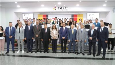 محافظ الشرقية يشارك تكريم أوائل الثانوية العامة ويسلمهم منحًا دراسية كاملة