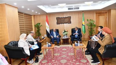 محافظ الفيوم يكرم إحدى الفتيات الكفيفات لمحو أميتها والتحاقها بالجامعة