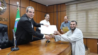 تسليم 27 عقد تقنين لأراضي أملاك الدولة بالمنيا