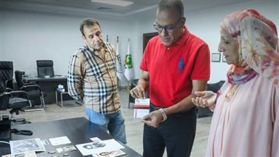 أسرة أسطورة الكرة المصرية عبد الكريم صقر تهدي أبرز مقتنياته لاتحاد الكرة