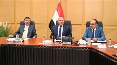  وزراء الصناعة والزراعة وقطاع الأعمال يبحثون تعظيم صناعة الكتان وإدخاله في صناعات الملابس والزيوت