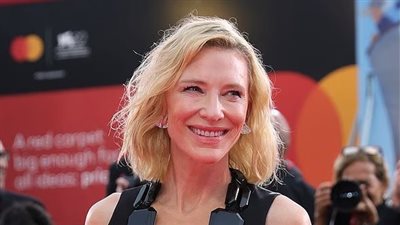 كيت بلانشيت تسرق الأضواء بإطلالة أنيقة في افتتاح مهرجان البندقية السينمائي 