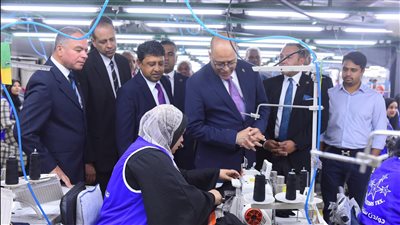 وزير العمل يفتتح صالة الإنتاج الجديدة بشركة جولدن ستارز للملابس الجاهزة بالمحمودية