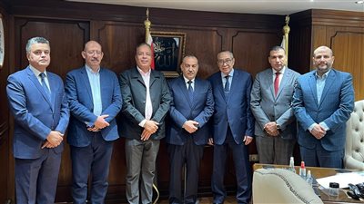 محافظ أسيوط يلتقي رئيس شركة حلوان للأسمدة لبحث إقامة مشروعات للاستثمار الصناعي