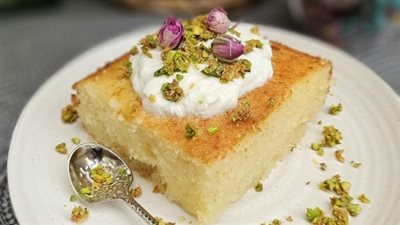 طريقة عمل بسبوسة بالزبادي واللوز