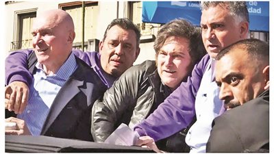 اﻟﺤﺠﺎرة.. ﺗﺴﻘﻂ ﻫﻴﺒﺔ رﺋﻴﺲ اﻷرﺟﻨﺘﻴﻦ