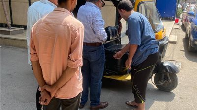 محافظ الدقهلية يستمع لمطالب المواطنين عقب آداء صلاة الجمعة بالمنصورة