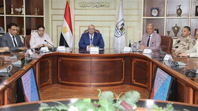 محافظ بني سويف يُناقش ملفات التصالح والتقنين والمتغيرات المكانية 