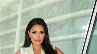 فستان البليزر تعكس سحر قوام سيرين عبد النور 