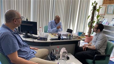 نجل الدكتور زويل يزور رائد زراعة الكلى بالشرق الأوسط ومدرسة والده بالمنصورة 