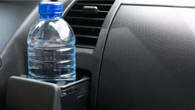 خبراء يحذرون..  وضع زجاجات المياه في سيارتك يهدد حياتك