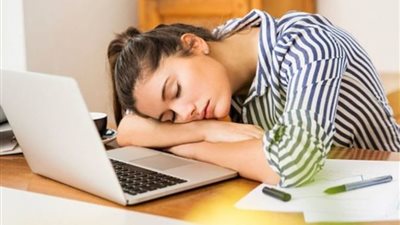 طبيب يوضح أسباب خفية للنعاس الدائم