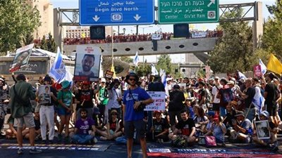 متظاهرون في تل أبيب يطالبون ترامب بـ صنع التاريخ وإنهاء حرب غزة