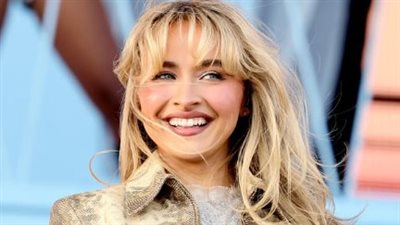 سابرينا كاربنتر ترد على الجدل حول غلاف ألبومها الجديد