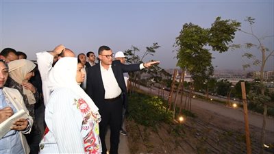 وزير الإسكان يقوم بجولة مفاجئة بمشروع حدائق 