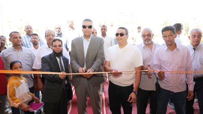 محافظ أسوان يفتتح معرض 