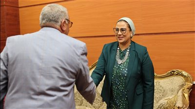 المستشارة أمل عمار  تلتقي رئيس مدينة شلاتين