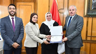 جامعة قناة السويس تتسلم درع جائزة مصر للتميز الحكومي