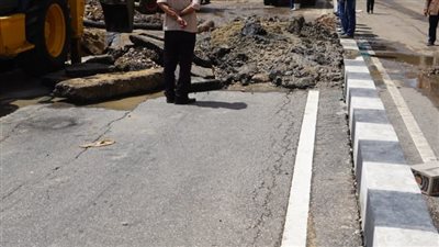 إصلاح كسر خط مياه بحي أول طنطا والدفع ب٢٠ سيارة لشفط المياه