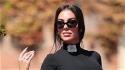 30 قيراط الماس جورجينا تتباهي بخاتم خطوبتها في مهرجان البندقية 