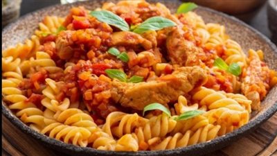 باستا الدجاج بصلصة الطماطم مع الكريمة