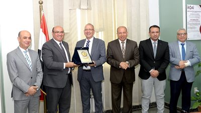 رئيس جامعة المنصورة يكرم  مدير عام الإدارة الطبية 