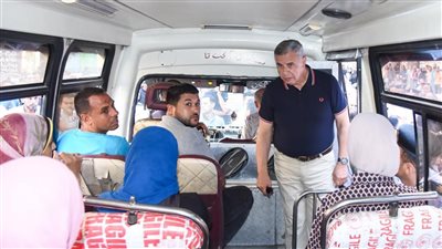 محافظ الإسكندرية يستقل أتوبيس النقل العام لسماع شكوى المواطنين
