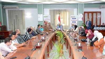 رئيس جامعة المنصورة يكرم أعضاء قافلة 