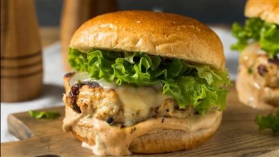طريقة عمل برجر دجاج حار في المنزل