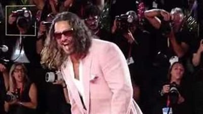 جايسون موموا يخطف الأنظار في فينيسيا بإطلالة وردية جريئة