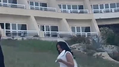 محمد صلاح يداعب عروسين من غرفته بفندق إقامة المنتخب (شاهد)