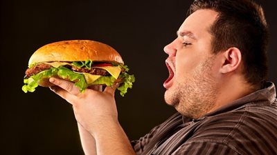 أبحاث تكشف سبب الإفراط في تناول الطعام