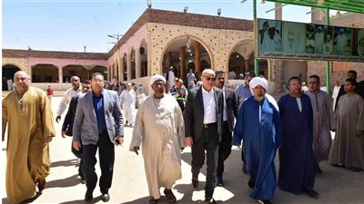 محافظ الأقصر يقدم واجب العزاء في السيد أحمد الجيلاني