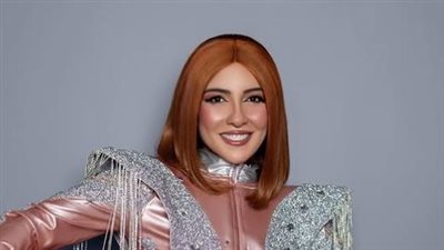 احتشام وأنوثة .. مي كساب تعيش حالة من الحب رفقة زوجها 