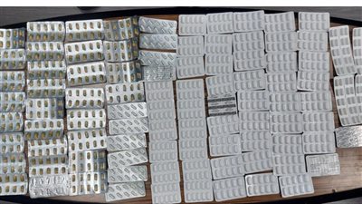 جمارك القاهرة تضبط راكب بحوزته ١١٠٠ قرص وسجائر مخدرة