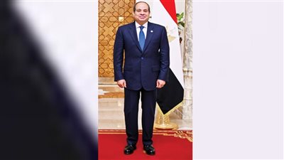 يدًا بيد خلف القائد