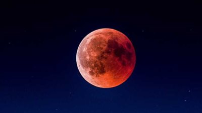 القمر الدموي.. تفاصيل خسوف كلي للقمر تشهده مصر وعدد من الدول 