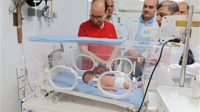 وكيل صحة بالدقهلية يلتقي مرضى فلسطينيين بمستشفى شبرا سندي 