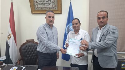 تسليم شهادات اجتياز اختبارات التحول الرقمي للعاملين بالوحدات القروية في حوش عيسى 