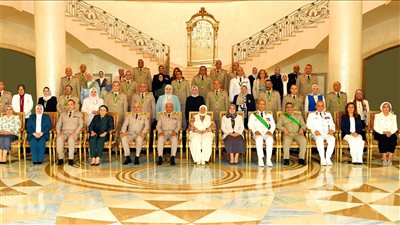 وزير الدفاع يُكرِّم القادة الذين أوفوا العطاء بالقوات المسلحة