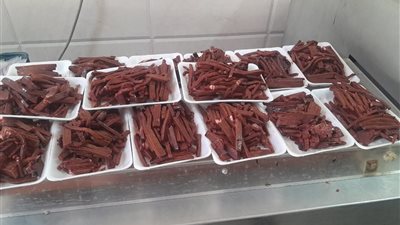 ضبط 3 أطنان لحوم وكبدة مجهولة المصدر داخل ثلاجة بأبو المطامير