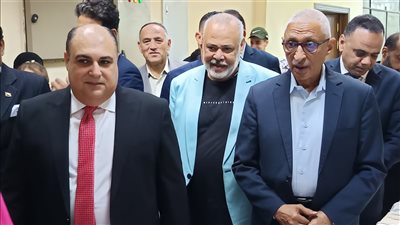 محافظ شمال سيناء ومساعد وزير الثقافة يتفقدان معرض نتاج الورش الفنية والحرفية لملتقى المبدع الصغير